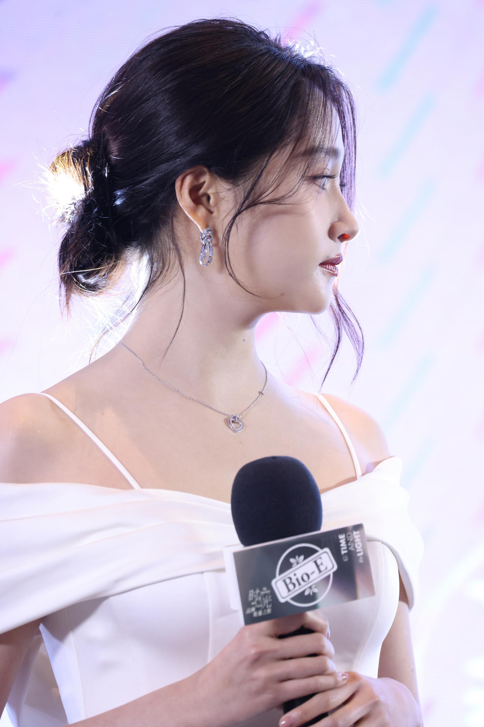 关晓彤现场漏香肩迷人生图照[6]